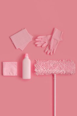 Pembe arka planda temizlik kiti. Boşluk Kopyala.