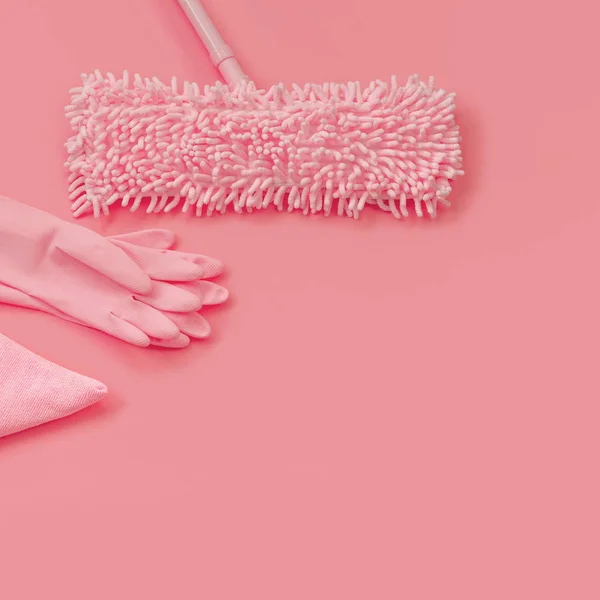 抹布和橡胶手套 粉红色设置在粉红色的背景上 用于春季清洁 文本的位置 — 图库照片