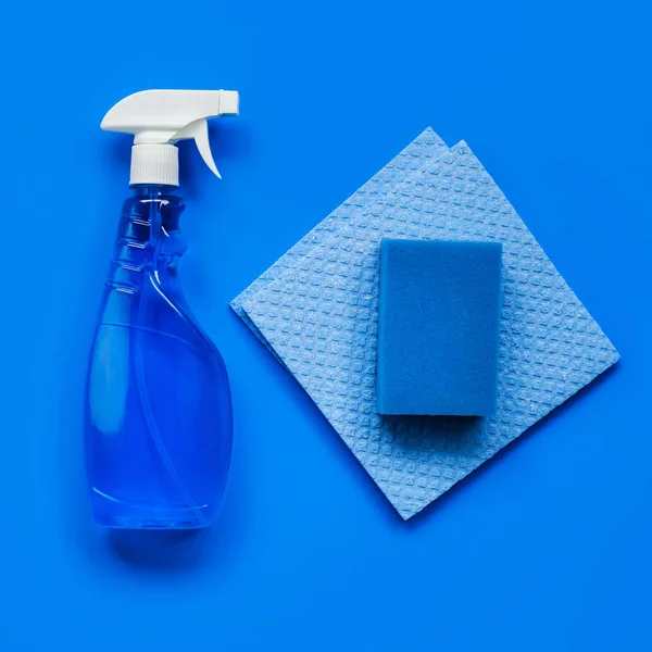 Spruzzatore Blu Trasparente Con Detergente Finestre Stracci Spugna Sfondo Blu — Foto Stock