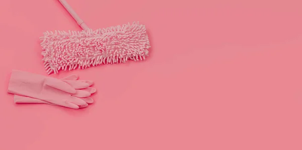 拖把和橡胶手套 粉红色的背景设置为春季清洁 复制空间 — 图库照片