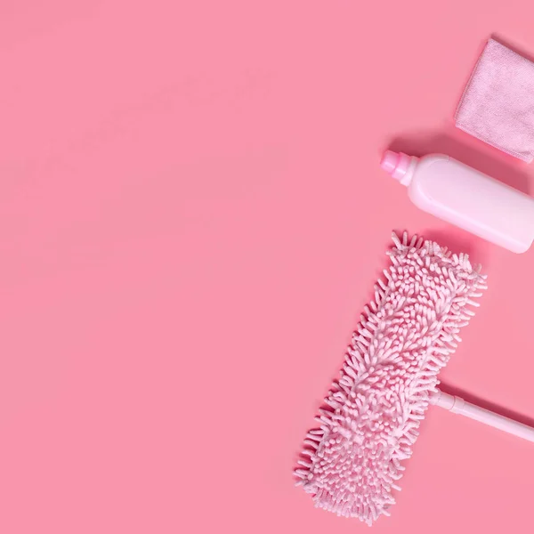 Set Mop Trapo Detergente Rosa Sobre Fondo Rosa Para Limpieza —  Fotos de Stock