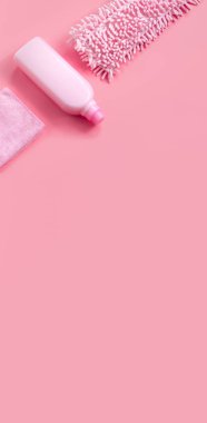 Paspas, bez ve deterjan-pembe pembe arka plan bahar temizliği için ayarlayın. Kopya alanı.