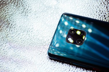 Moskova, Rusya Federasyonu - 24 Aralık 2018: Huawei-Mate 20 Pro'dan yeni akıllı telefon, Zümrüt Yeşili, parlak arka plan üzerinde izole edildi. Metin için yer.