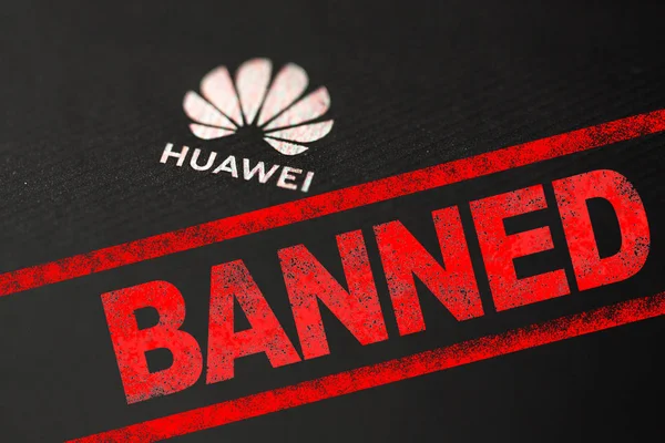 Moskova, Rusya Federasyonu - 24 Mayıs 2019: Grunge kırmızı lastik damgalı akıllı telefon Huawei ile kara kutu 