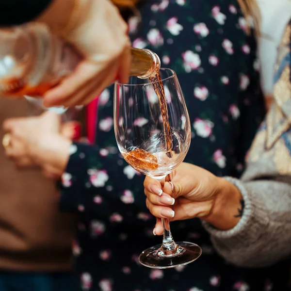 Une Dégustation Vin Champagne Rose Est Versé Dans Verre Visiteur — Photo