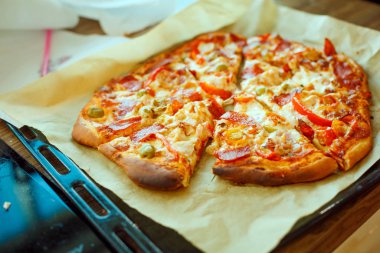 Fırında ev yapımı pizza bir fırın çarşafında, fırının sadece dışarı. Lezzetli ev yapımı Italyan snack.