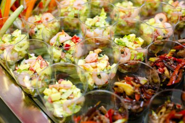 Etkinlikte gıda: aperatifler ile tek kullanımlık plastik bardak