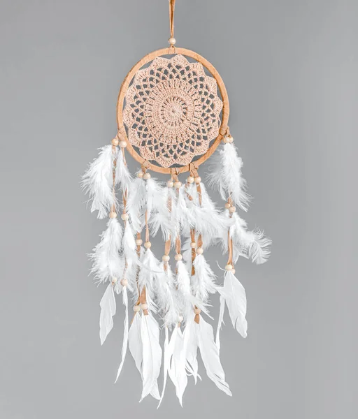 Dreamcatcher Marrom Com Plumagem Branca Fundo Cinza Decoração Interior Apanhador — Fotografia de Stock