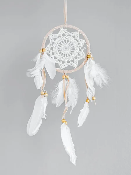 Bílý Lapač Snů Šedém Pozadí Interiérová Dekorace Původní Americký Dreamcatcher — Stock fotografie