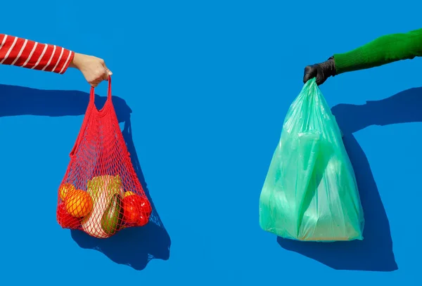 Uma Mão Com Saco Cordas Cheio Legumes Frescos Frutas Uma — Fotografia de Stock