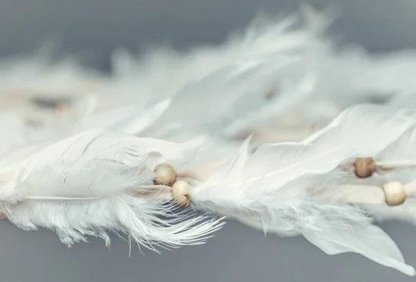 Federkleid Und Perlen Eines Indianischen Traumfängers Aus Nächster Nähe Selektiver — Stockfoto