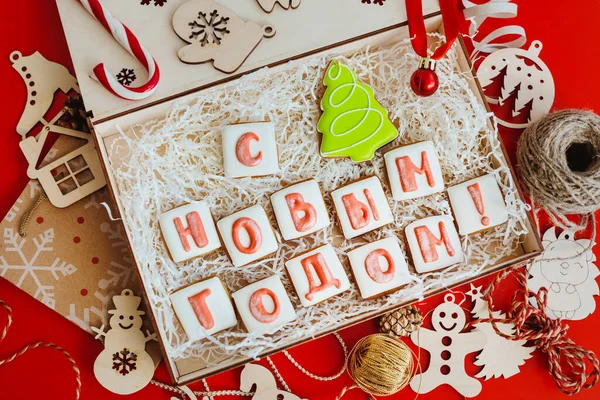 Pudełko Bożonarodzeniowym Piernikiem Formie Rosyjskich Liter Składane Słów Szczęśliwego Nowego Obrazy Stockowe bez tantiem