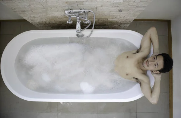 Junge Asiatische Mann Entspannen Und Wellness Badewanne — Stockfoto