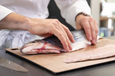 yıldızlı şef fileto balık ahşap tahta üzerinde