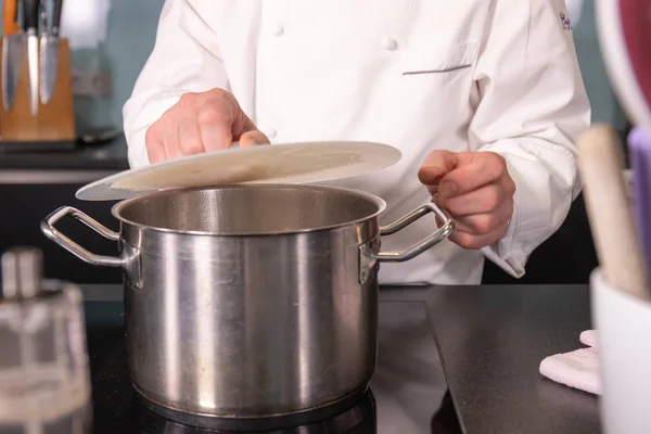 kapak kapak ile pot pişirme