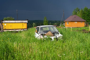 kırık bir araba yeşil çim duruyor