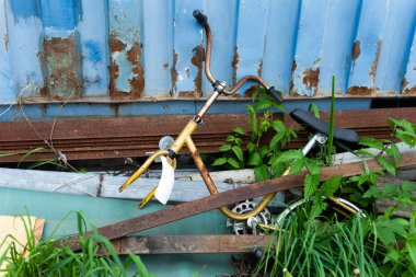 Eski kırık motor artık herkes tarafından gerekli değildir