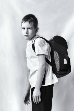 çocuk ağır bir okul çantası taşır