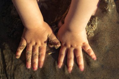 kum çocuk elleri
