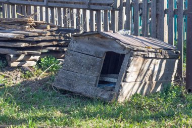 Köyde kırık bir köpek kulübesi var.