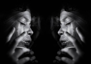 Suyun altındaki bir çocuğun yansıması.