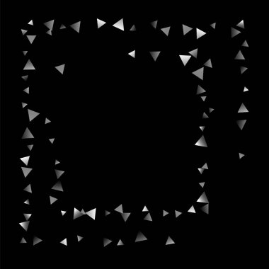 Gümüş konfeti üçgen siyah bir zemin üzerine.