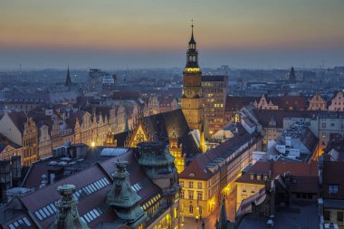 Cadıların Köprüsü 'nden şehir merkezinin güzel manzarası. Wroclaw pazar meydanı ve Wroclaw, Polonya 'daki evlerin akşam manzarası. Çok popüler bir turistik yer.