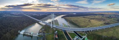 Wroclaw 'daki Odra Nehri üzerindeki Redzinski Köprüsü kuş bakışı. En yüksek kablolu köprü, 122 metre yüksekliğinde, tek bir pilon üzerinde asılı, A8 otoyolunun bir parçasıdır.