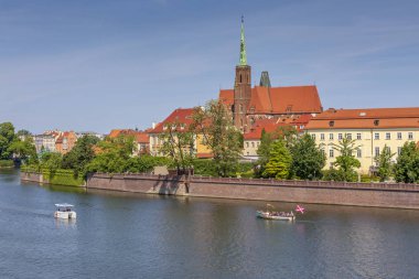 Oder Nehri 'ndeki turistik tekneler, şehir merkezi. Ostrow Tumski 'deki Vaftizci Aziz John Katedrali' nin popüler görüşü. Iconic Wroclaw şehir simgesi ve turizm beldesi