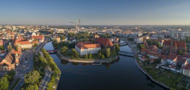 Sabah Kum (Piasek) adası ve Wroclaw şehrinin batı kısmının havadan görünüşü. Nehir kenarındaki tarihi şehrin güzel manzarası, turistler için popüler bir seyahat merkezi.