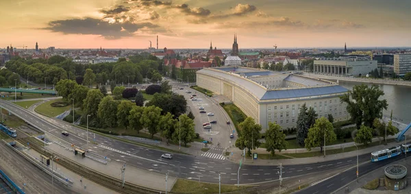 Öğleden sonra Wroclaw Mimarisi 'ndeki İHA' dan hava görüntüsü. Sokaklarda koşuşturan trafik, güzel tarihi binalar ve gökyüzünde inanılmaz güneş ışınları.