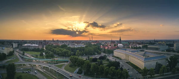 Öğleden sonra Wroclaw Mimarisi 'ndeki İHA' dan hava görüntüsü. Sokaklarda koşuşturan trafik, güzel tarihi binalar ve gökyüzünde inanılmaz güneş ışınları.