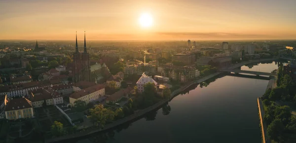 Wroclaw 일어나는 Ostrow Tumski 강가에 역사적 도시의 아름다운 인기있는 관광객들의 — 스톡 사진