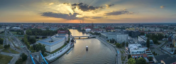 Öğleden sonra Oder Nehri 'ndeki İHA' dan hava görüntüsü. Sokaklarda koşuşturmaca, nehirde yüzen tekneler ve Wroclaw 'ın popüler seyahat noktasında gökyüzünde güzel güneş ışınları.