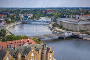 Şehir merkezinin havadan görünüşü, Wroclaw 'daki Ostrow Tumski' deki katedral kulesinden görülen nehir ve yelkenli tekneler. Grunwaldzki Köprüsü, Odra Nehri 'nin kavşağı ve seti.
