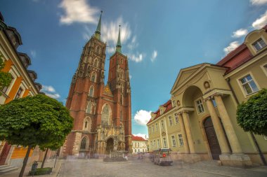 Wroclaw, Polonya 'daki güzel gökyüzünde hareket eden bulutlarla Vaftizci Yahya' nın kulelerinin altında zaman geçiyor. Bu ünlü yerde hiç kimsenin olmadığı geniş açılı, uzun pozlu bir çekim.