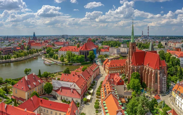 Ostrow Tumski 'deki katedral kulesinden görülen tarihi şehir, nehir ve yelkenli teknelerinin güzel Wroclaw manzarası. Ünlü sahne ve popüler seyahat merkezinin tanınabilir görüntüsü