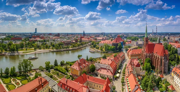 Ostrow Tumski 'deki katedral kulesinden görülen tarihi şehir, nehir ve yelkenli teknelerinin güzel Wroclaw manzarası. Ünlü sahne ve popüler seyahat merkezinin tanınabilir görüntüsü