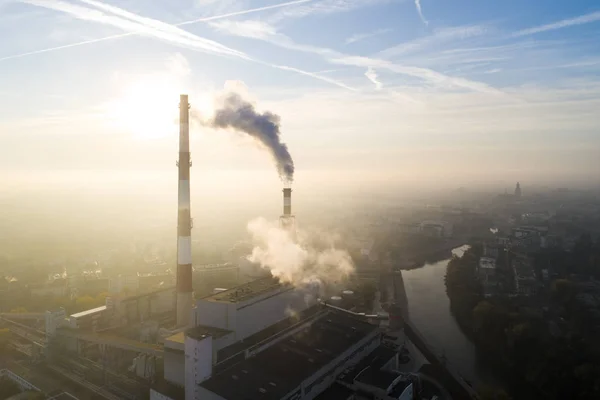 Vista Aérea Del Smog Sobre Ciudad Chimeneas Humeantes Planta Cogeneración —  Fotos de Stock