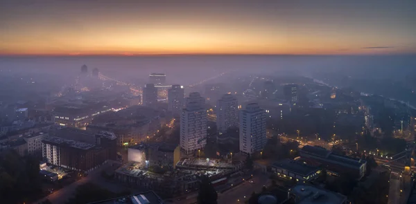 Vista Aérea Del Smog Sobre Ciudad Amanecer Edificios Cubiertos Niebla — Foto de Stock