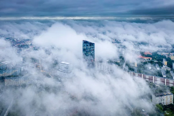 Vista Aérea Arranha Céu Sky Tower Nevoeiro Wroclaw Manhã Enevoada Imagem De Stock