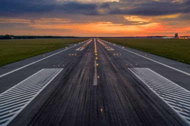 Beton asfalt havaalanı boş pist, birçok fren izi, iniş için işaretler ve tüm navigasyon ışıkları açık. Ticari uçak inişi ya da Wroclaw havaalanına kalkış izni verildi.