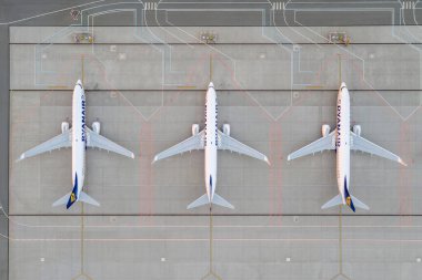 Wroclaw, Polonya - 17 Haziran 2020: Havaalanı önlüğünün otoparkındaki Ryanair uçağının en tepeden aşağı görüntüsü, servis bakımını bekliyor, hava sahası kilitlendikten sonra yakıt ikmali yapıyor. Düşük maliyetli havayolları