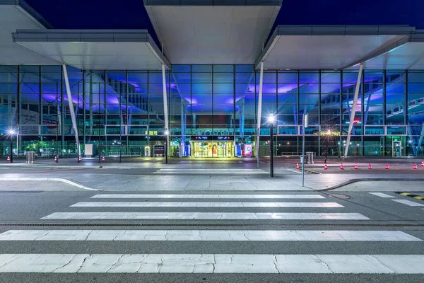 Wroclaw Polonia Junio 2020 Cruce Zebra Frente Moderno Edificio Terminal — Foto de Stock