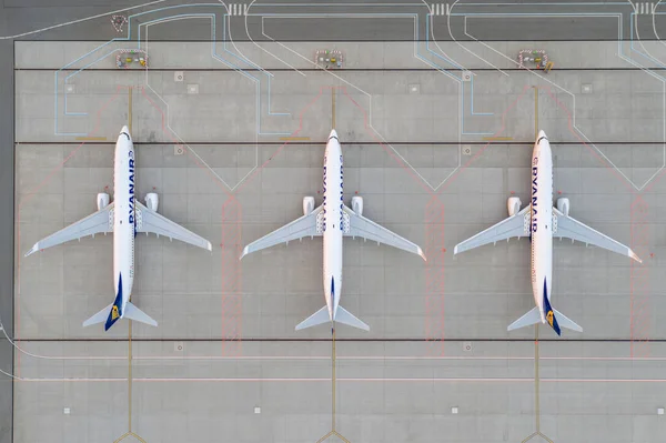Wroclaw, Polonya - 17 Haziran 2020: Havaalanı önlüğünün otoparkındaki Ryanair uçağının en tepeden aşağı görüntüsü, servis bakımını bekliyor, hava sahası kilitlendikten sonra yakıt ikmali yapıyor. Düşük maliyetli havayolları