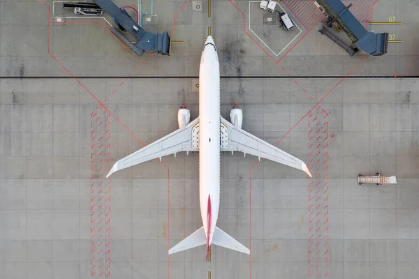 Vista Cima Para Baixo Avião Comercial Atracando Terminal Estacionamento Avental — Fotografia de Stock