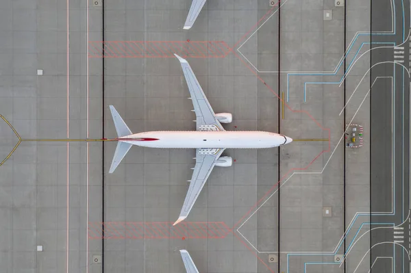 空港エプロンの駐車場の商業用飛行機のトップダウンビュー サービスメンテナンスを待っている 空域が閉鎖された後の燃料サービスの再充填 — ストック写真