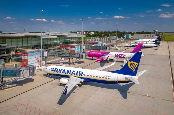Wroclaw, Polonya - 17 Haziran 2020: Ryanair Boeing ve WizzAir Airbus uçakları Wroclaw Havaalanı 'nın önünde bakım ve hizmet bekliyor. İHA 'dan çekilen hava uçakları fotoğrafı.