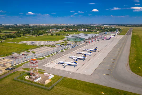 Wroclaw, Polonya - 17 Haziran 2020: Wroclaw Havaalanı terminali önünde havaalanı apronuna park edilmiş uçaklar. Ön hava sahası radarında yüksek açıdan görüldü. Fotoğraf İHA 'dan alındı.