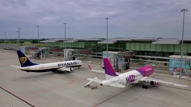 Wroclaw Poland June 2020 Aerial View Wroclaw Airport 기중기가 올라가더니 — 비디오